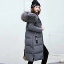 Giacca invernale lunga da donna con cappuccio e bordo peloso Camere trapuntate Lunghezza sotto il ginocchio Tasche laterali 5