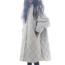 Giacca invernale oversize da donna con cappuccio imbottita a rombi lunghezza allungata chiusura con bottoni a pressione polsini a maglia 3