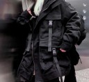 Giacca nera oversize da donna con cappuccio e chiusura con zip Grandi tasche con patta Cinghie decorative con fibbie In cotone e poliestere 3
