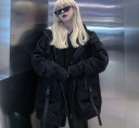 Giacca nera oversize da donna con cappuccio e chiusura con zip Grandi tasche con patta Cinghie decorative con fibbie In cotone e poliestere 4