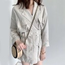 Giacca primaverile da donna in lino con cintura in vita a bottoni Colletto a rever Quattro tasche con patta Taglio più lungo sui fianchi Beige 3