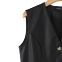 Gilet elegante da donna con scollatura a V e chiusura asimmetrica con bottoni con pieghe sul bordo inferiore e cuciture sagomate 9