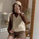 Gilet en tricot sans manches pour femmes avec un décolleté en V profond Coupe plus courte et ample Bords côtelés Tricot uni en jersey 10