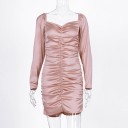 Glänzendes Kleid mit überschnittenen Schultern 2