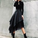 Gonna asimmetrica nera da donna in ecopelle e tulle Gonna midi stratificata con lembi e lunga cintura Si adatta in vita Un pezzo unico per la città 2