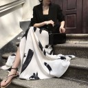Gonna lunga da donna con motivo astratto Bianco con tratti neri a pennello Taglio svasato con spacco Tessuto fluido in poliestere e cotone 3