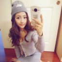 Gorra beanie de mujer tejida con parche de gato asomándose del dobladillo 5