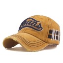 Gorra con inscripción T83 11