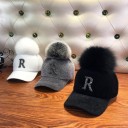 Gorra de mujer con gran pompón Gorra de béisbol peluda con letra brillante en la parte delantera Piel sintética Talla única 4