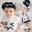 Gorra infantil en color blanco y negro 2