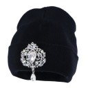 Gorro de invierno de mujer con decoración. 2