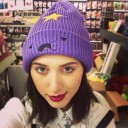 Gorro de invierno para mujer, color morado. 2