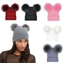 Gorro tricotado feminino com dois pompons em pelúcia sintética Gorro quente com bainha virada para cima Tecido de algodão para dias frios 6