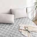 Grå madrasbeskytter med elastik. Vaskbart madrasbetræk med beskyttelse mod støv, allergener og bakterier. Ultralydsquiltet madrasbeskytter 120 x 200 cm. 3