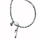 Grå pärlhalsband med oregelbundna pärlor, stor pärlemorskimrande droppe, kors, hjärta och liten amulett 1