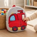 Grå rygsæk til børn 26 x 24 x 10 cm med rød brandbil og broderet blinklys med front- og hovedlomme med lynlås og røde stropper 4