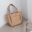 Grand sac à main pour femme en style shopper en simili cuir 43 x 31 x 13 cm Poche extérieure avant Anses larges Surface mate Design simple 1
