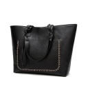 Grande bolsa de senhora de ombro com alças trançadas e pompom decorativo Pesponto decorativo na parte da frente Couro PU artificial 32 x 30 x 1