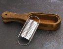 Grattugia con manico in legno 2