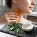 Gua Sha destička z živice 9,5 x 5,5 cm Ručná masážna škrabka so zaoblenými hranami Jantárová Na masáž tváre krku a tela 3