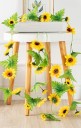 Guirlande avec des tournesols en plastique 3