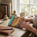 Gul-turkis flip cover 6 tommer til Kindle 10. generation 2019 med maleri af sommerlandskab med gyldne marker og gårde med rem og folie 2
