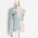 Γυναικεία ασύμμετρη τζιν ζακέτα με ένα μανίκι και κοντό τοπ με τιράντες Ξεθωριασμένο ανοιχτό μπλε χρώμα Μεταλλικά κουμπιά Βαμβάκι και πολυεστέρας 1