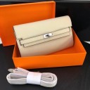Γυναικεία δερμάτινη τσάντα crossbody με καπάκι και μεταλλικό κούμπωμα Μικρή τσάντα τύπου clutch με αποσπώμενο λουρί 22 x 14 x 4 cm 4