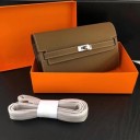 Γυναικεία δερμάτινη τσάντα crossbody με καπάκι και μεταλλικό κούμπωμα Μικρή τσάντα τύπου clutch με αποσπώμενο λουρί 22 x 14 x 4 cm 7