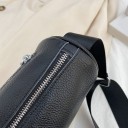 Γυναικεία δερμάτινη τσάντα crossbody σε σχήμα ημισελήνου Φαρδύ ρυθμιζόμενο λουρί Κλείσιμο με φερμουάρ Κόκκινη ρίγα Μαύρη 24 x 18 x 9 εκ. 3