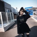 Γυναικεία μαύρη βελουτέ μίνι φούστα με ρυθμιζόμενες τιράντες σε σχήμα Χ Πτυχωτή φούστα άλφα με φαρδύ μέσο από πολυεστέρα και βελουτέ 3