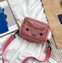 Γυναικεία μικρή τσάντα crossbody από βελούδο με μπροστινή τσέπη Κλείσιμο με φερμουάρ Ρυθμιζόμενος ιμάντας με καραμπίνες Διαστάσεις 19 x 15 4