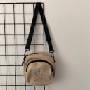 Γυναικεία μικρή τσάντα crossbody από καμβά με σχέδιο προβατάκι Μπροστινή τσέπη με φερμουάρ Μαύρη ρυθμιζόμενη ζώνη με καραμπίνες 15 x 16 3