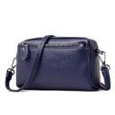 Γυναικεία μικρή τσάντα crossbody ορθογώνιου σχήματος Κανονικό δέρμα με τραχιά επιφάνεια Θηλιά με καραμπίνες Κλείσιμο με φερμουάρ 17 x 10 x 5