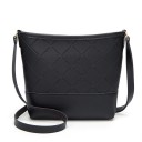 Γυναικεία τσάντα crossbody από PU δέρμα Εντυπωσιακή ραφή σε ρόμβους Λείο κάτω μέρος Λεπτός ιμάντας Διαστάσεις 22 x 18 x 4 εκ. 1