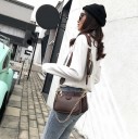 Γυναικεία τσάντα crossbody από τεχνητό δέρμα Δύο τμήματα με φερμουάρ Μεταλλικό λουρί χρυσού χρώματος και φαρδύ λουρί στον ώμο 22 x 13 x 2