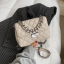Γυναικεία τσάντα crossbody με καπάκι από PU δέρμα Ρομβοειδής ραφή Μαζική αλυσίδα ως λαβή Μεταλλικό κλείσιμο Διαστάσεις 23 x 16 x 8 εκ. 1