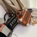 Γυναικεία τσάντα crossbody σε σχήμα βαλίτσας Άνω λαβή και ευρύ υφασμάτινο ιμάντα Μεγάλη επιγραφή και ρίγες Χρυσές μεταλλικές λεπτομέρειες PU 6
