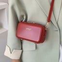 Γυναικεία τσάντα crossbody σε σχήμα κουτιού Κλείσιμο με φερμουάρ Μεταλλικά ποδαράκια Ρυθμιζόμενο λουρί με καραμπίνες PU δέρμα 17 x 10 14