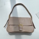 Γυναικεία τσάντα ώμου με καπάκι 30 x 18 x 9 cm Από τεχνητό PU δέρμα Διακοσμητική ζώνη με μεταλλικό κούμπωμα Εσωτερική τσέπη με φερμουάρ 2