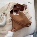 Γυναικείο σακίδιο από τεχνητό δέρμα στον ώμο Ματ επιφάνεια με όψη σουέτ Ευρύ ρυθμιζόμενο λουρί Κλείσιμο με φερμουάρ 25 x 21 x 12 cm 2