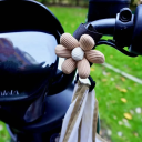 Haken für den Kinderwagen mit Klettverschluss 12 x 8 x 3 cm Praktischer Halter für Taschen mit einer Blume aus Garn Zubehör für Mütter Organizer für den Kinderwagen 3
