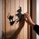 Halloween Dekoration til Døre Heks med Kat på Kost 30 x 25 cm Metal Silhuet Jern Sort Dekorativ Skilt Indgangs- og Boligudsmykning 2