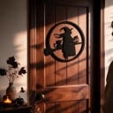 Halloweeni dekoráció ajtóra Boszorkány macskával seprűn körben 30 x 29 cm Lapos 2D sziluett Fekete Dísztábla Bejárat díszítés 2
