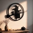 Halloweeni dekoráció ajtóra Boszorkány macskával seprűn körben 30 x 29 cm Lapos 2D sziluett Fekete Dísztábla Bejárat díszítés 3