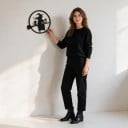 Halloweeni dekoráció ajtóra Boszorkány macskával seprűn körben 30 x 29 cm Lapos 2D sziluett Fekete Dísztábla Bejárat díszítés 4