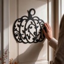 Halloweensk dekorationsophæng til døre Græskar med ornamenter 30 x 28 cm Udsavede silhuet Sort Dekorativt skilt Efterårsdekoration til indgang 6