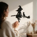 Halloweenská závěsná dekorace na dveře Čarodějnice s kočkou na koštěti 25 x 20,5 cm Železo Černá Kovová cedule Výzdoba vchodu a dveří 2