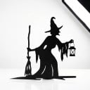 Halloweenská závěsná dekorace na dveře Čarodějnice s koštětem a lucernou 28 x 26,5 cm Železo Černá Kovová cedule Výzdoba vchodu a dveří 6