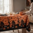 Halloweenský ubrus na stůl Strašidelná scéna s dýněmi Obdélníkový 130 x 220 cm Lesklý povrch Oranžovo-černý Dekorace na párty a oslavu 5